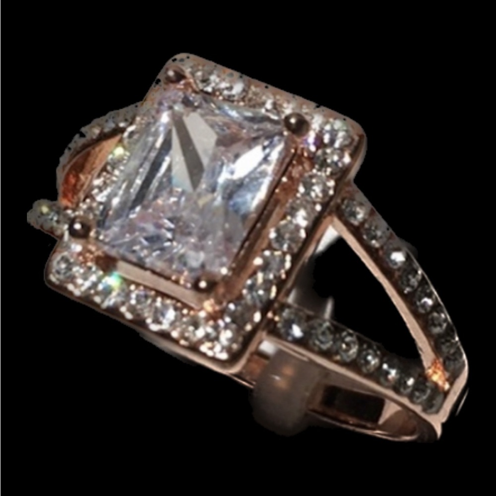 💍💎💍Gorgeous Luxurious Cubic Zirconia Rose Gold Ring💍💎💍